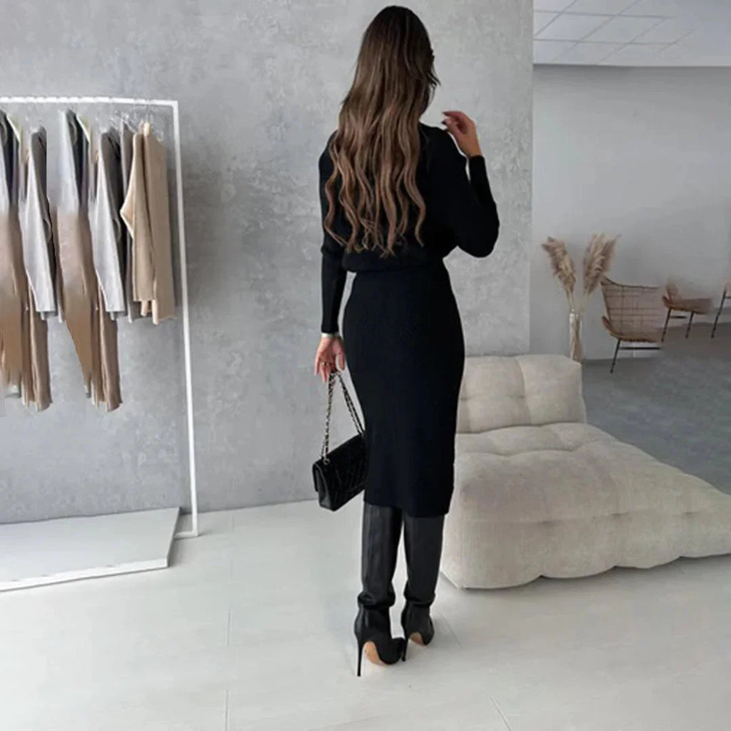 Ensemble femme gris en tricot avec pull col roulé et jupe taille haute.