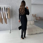 Ensemble femme gris en tricot avec pull col roulé et jupe taille haute.