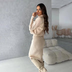 Ensemble noir pour femme comprenant un pull col roulé en coton et une jupe taille haute assortie.