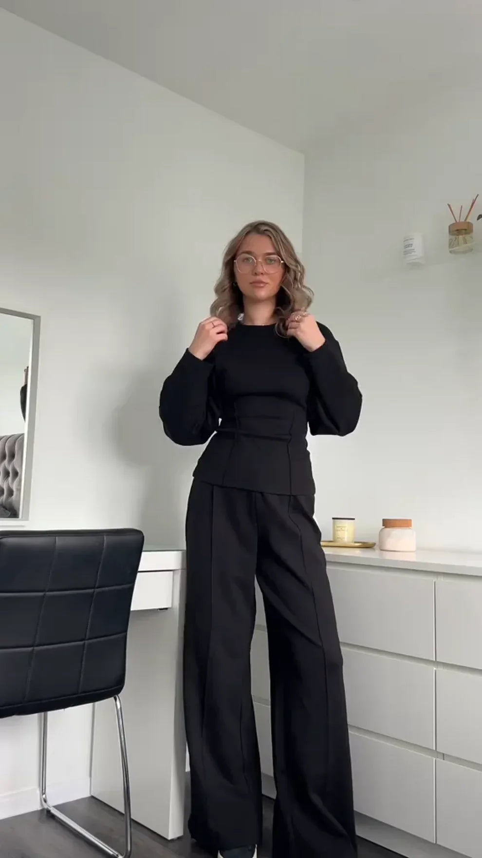 Ensemble en mélange de coton, coupe décontractée, composé d'un pull et d'un pantalon gris.