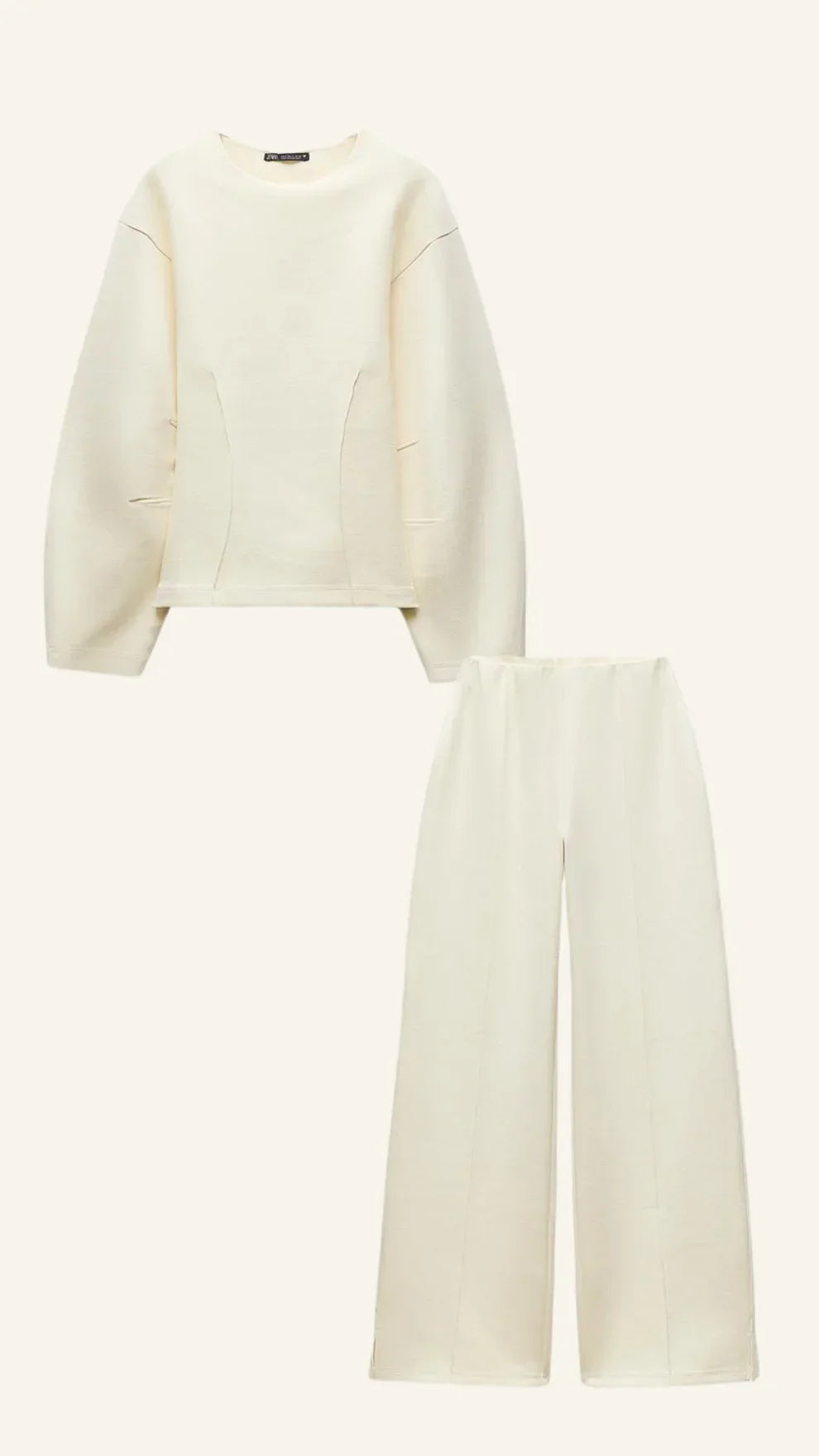 Ensemble femme blanc en coton, composé d'un pull décontracté et d'un pantalon assorti.
