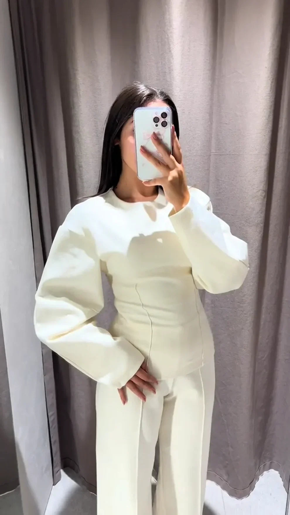 Ensemble décontracté femme en coton blanc avec pull et pantalon assorti, parfait pour les tenues de loisirs.