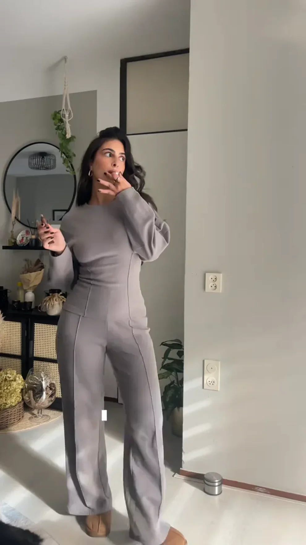 Ensemble femme gris en coton, composé d'un pull décontracté et d'un pantalon assorti, parfait pour un style casual.