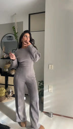 Ensemble femme gris en coton, composé d'un pull décontracté et d'un pantalon assorti, parfait pour un style casual.