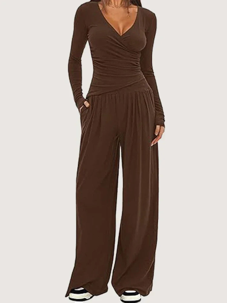 Ensemble sportswear femme noir, avec pantalon ample et manches longues pour un confort optimal.