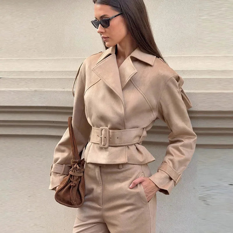 Ensemble veste kaki et pantalon femme, ceinture ajustable, revers, en tissu léger.