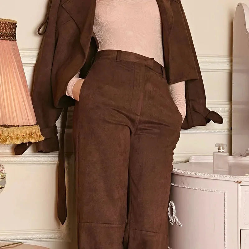 Ensemble femme avec veste marron et pantalon, ceinture ajustable et revers élégants.
