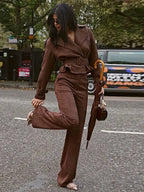 Ensemble veste et pantalon femme marron, ceinture ajustable, revers, coupe adaptée à la silhouette féminine.