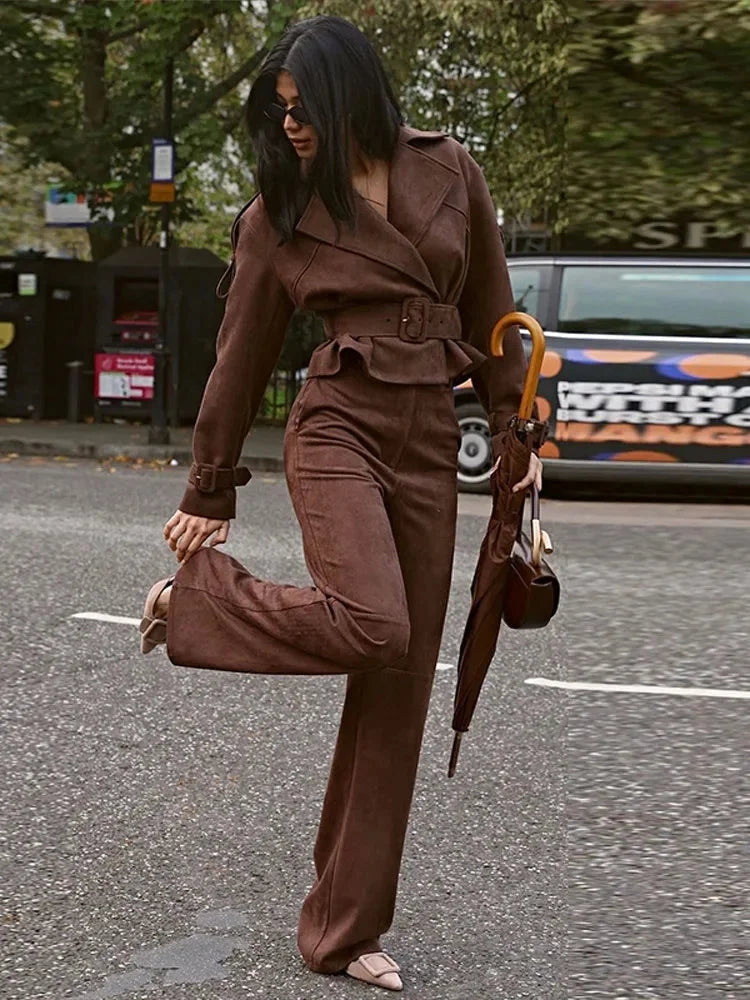 Ensemble veste et pantalon femme marron, ceinture ajustable, revers, coupe adaptée à la silhouette féminine.