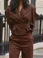 Ensemble veste marron et pantalon femme, ceinture ajustable, revers moderne.