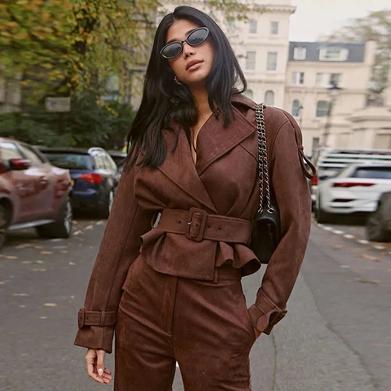 Ensemble veste kaki et pantalon femme, ceinture ajustable, revers, coupe moderne.