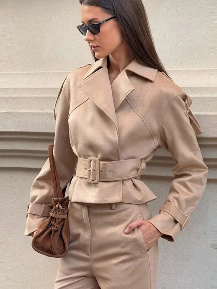 Ensemble veste et pantalon femme, marron, avec ceinture ajustable et revers.