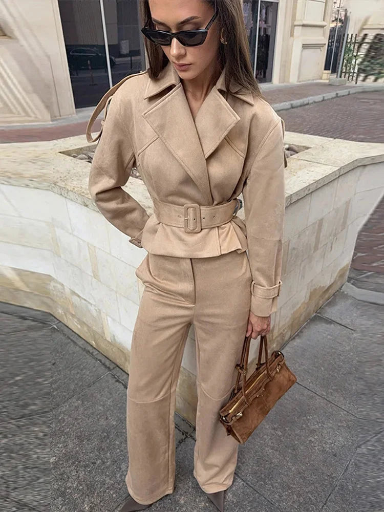 Ensemble veste et pantalon femme marron avec ceinture ajustable et revers.