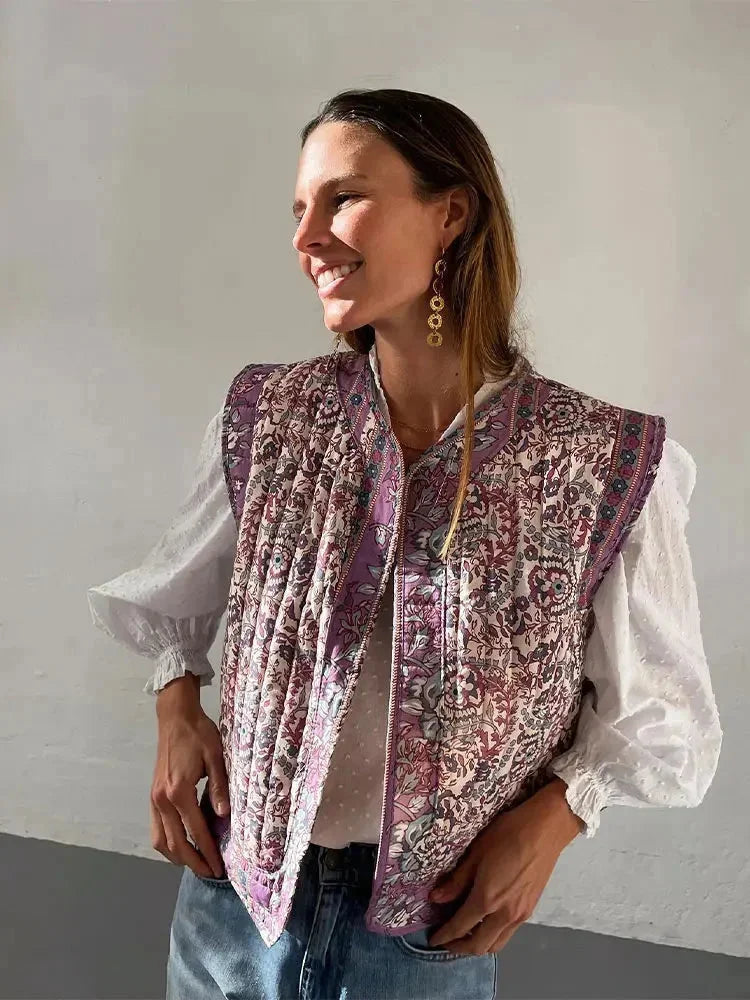 Gilet boho femme en coton mélangé, imprimé floral et ethnique, couleur rose, coupe ouverte.