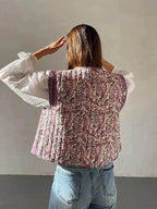 Gilet boho femme rose avec imprimé floral et ethnique, en tissu léger et respirant.