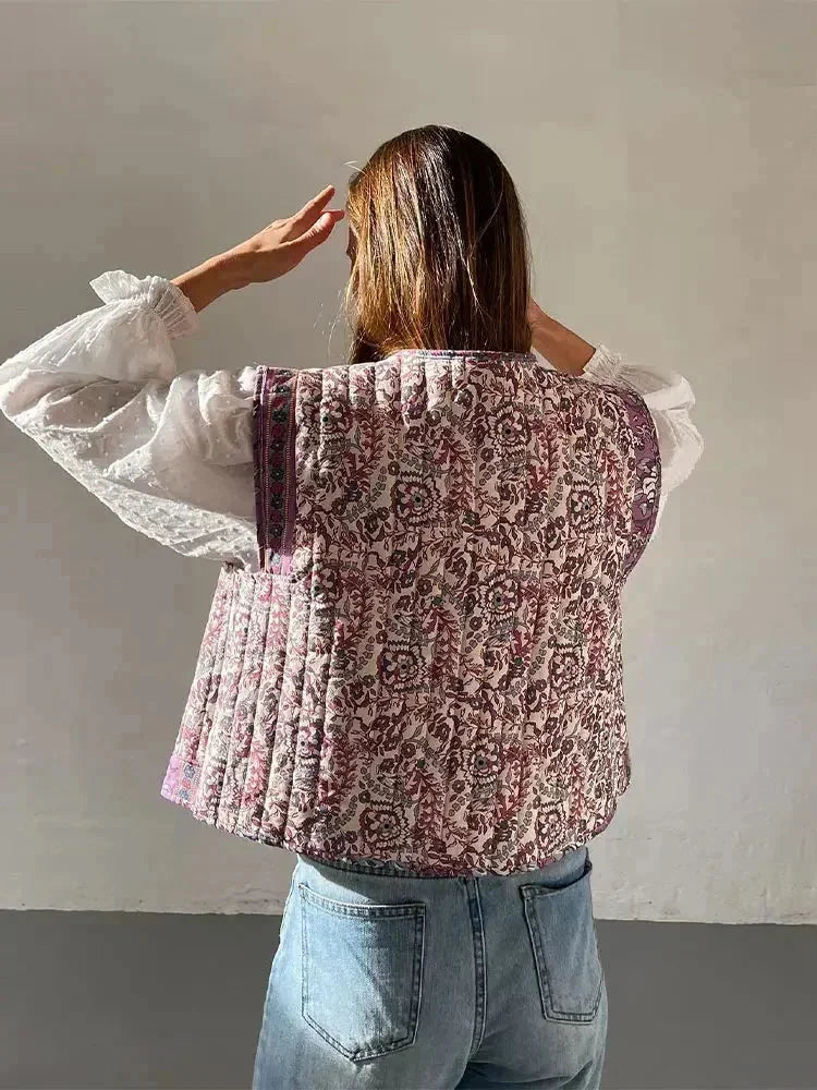 Gilet boho femme rose avec imprimé floral et ethnique, en tissu léger et respirant.