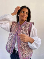 Gilet boho femme violet avec imprimé floral et ethnique, en tissu léger et respirant.