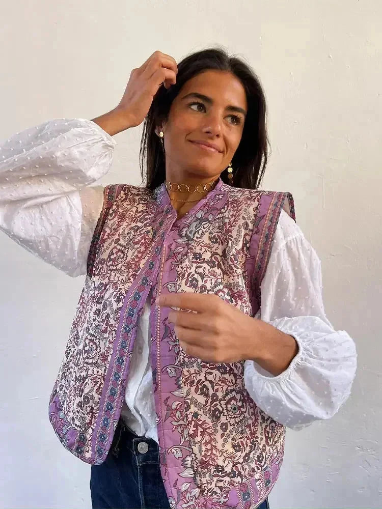 Gilet boho femme violet avec imprimé floral et ethnique, en tissu léger et respirant.