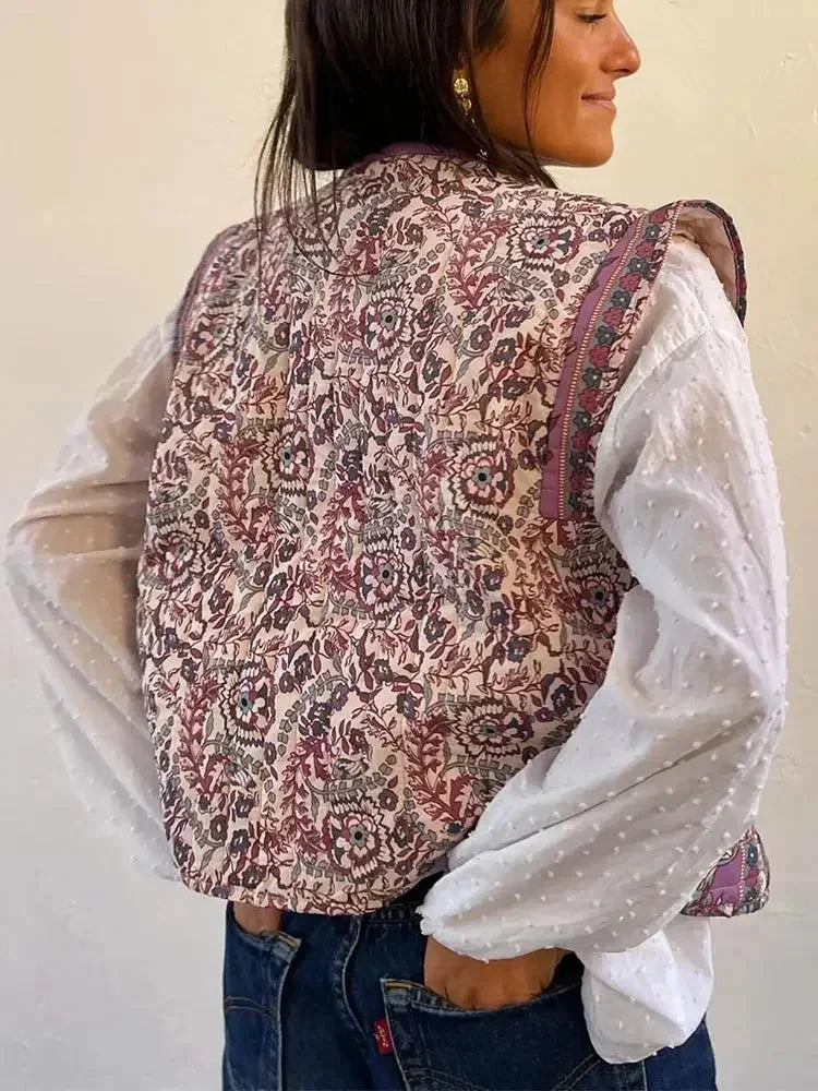 Gilet boho femme violet à imprimé floral et ethnique, en tissu léger, parfait pour les superpositions estivales.