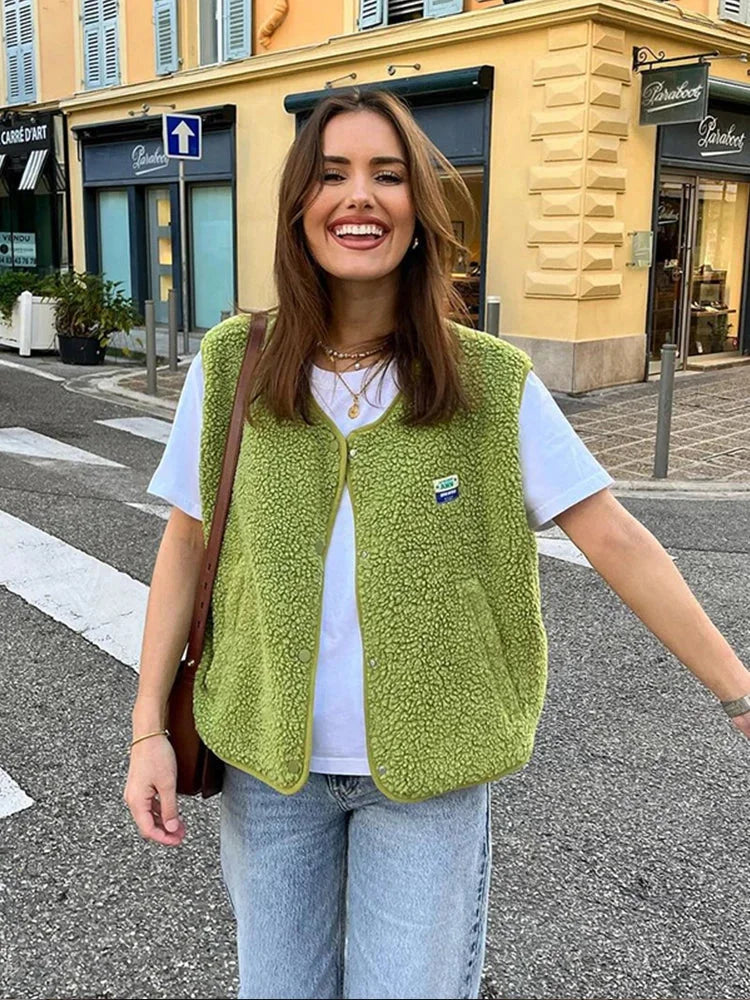 Gilet femme en tissu doux, coupe décontractée, détails côtelés et poches pratiques pour un usage quotidien.