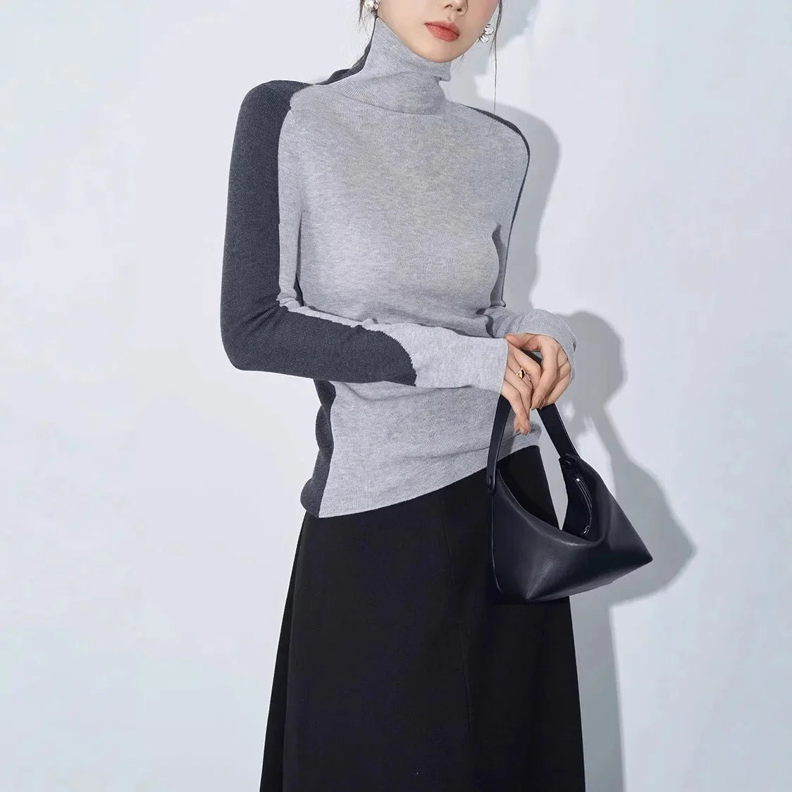 Damenoberteil mit Stehkragen und kontrastierenden Ärmeln aus weichem, bequemem Material in zeitlosem Design.