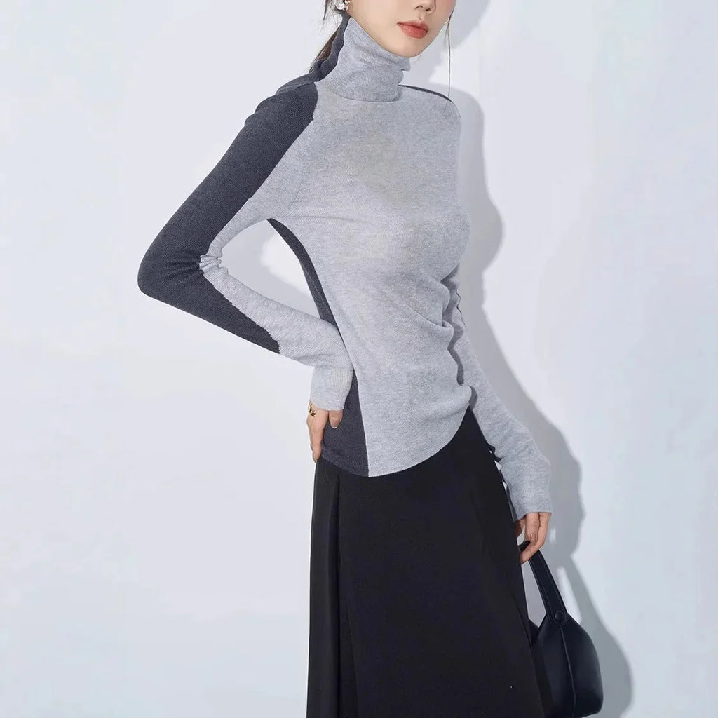 Haut à col montant gris avec manches contrastées, en mélange de coton, au design moderne et décontracté.