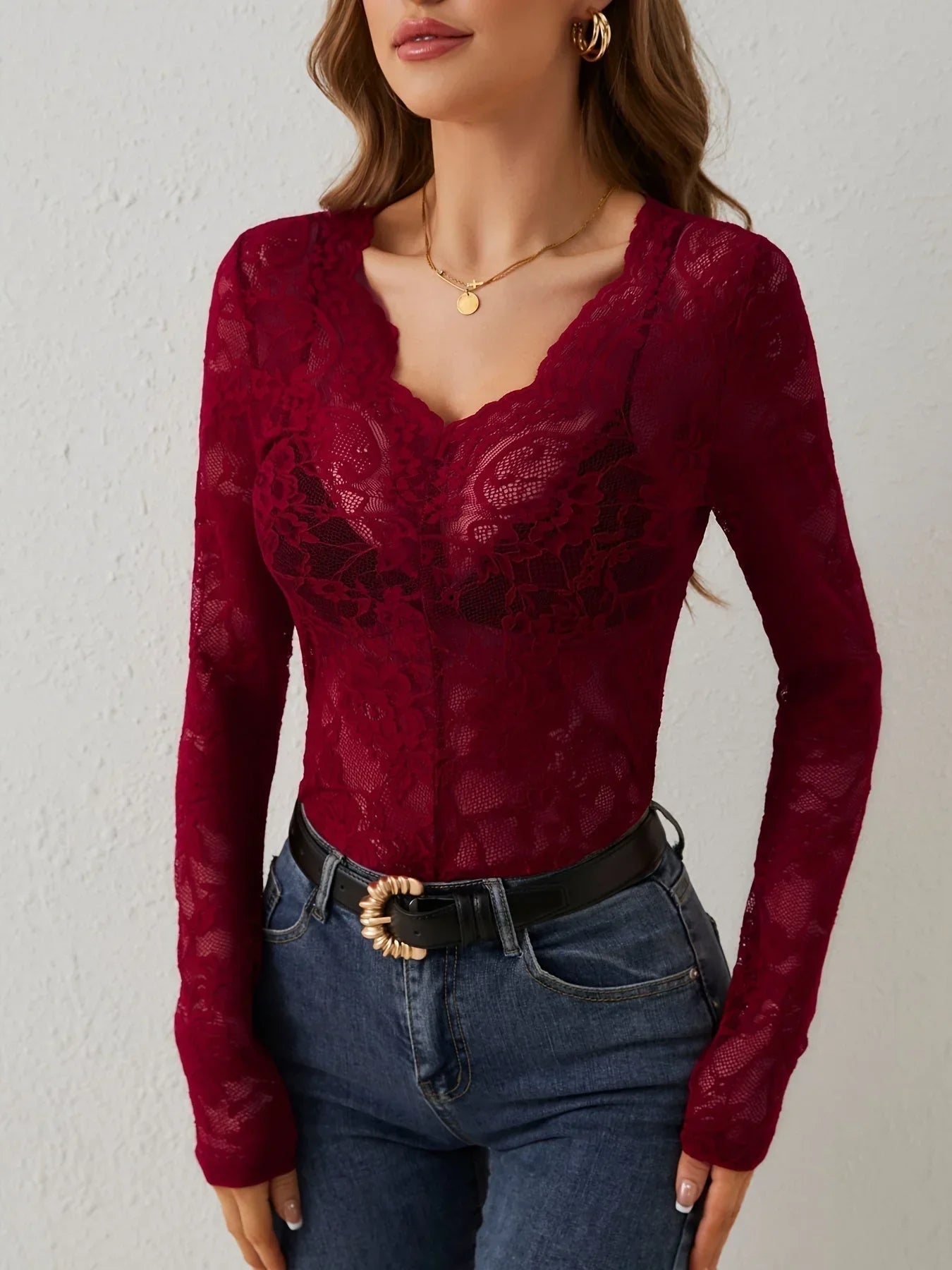 Haut en dentelle rouge foncé, manches longues, col V, design élégant pour occasions spéciales.