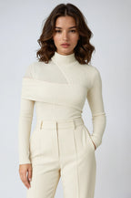 Asymmetrische Damenhaut mit Stehkragen und Cut-Outs, aus weichem, atmungsaktivem Material gefertigt.