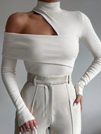 Damenhaut mit asymmetrischem Design, hohem Kragen und Ausschnitt, aus weichem, atmungsaktivem Material gefertigt.