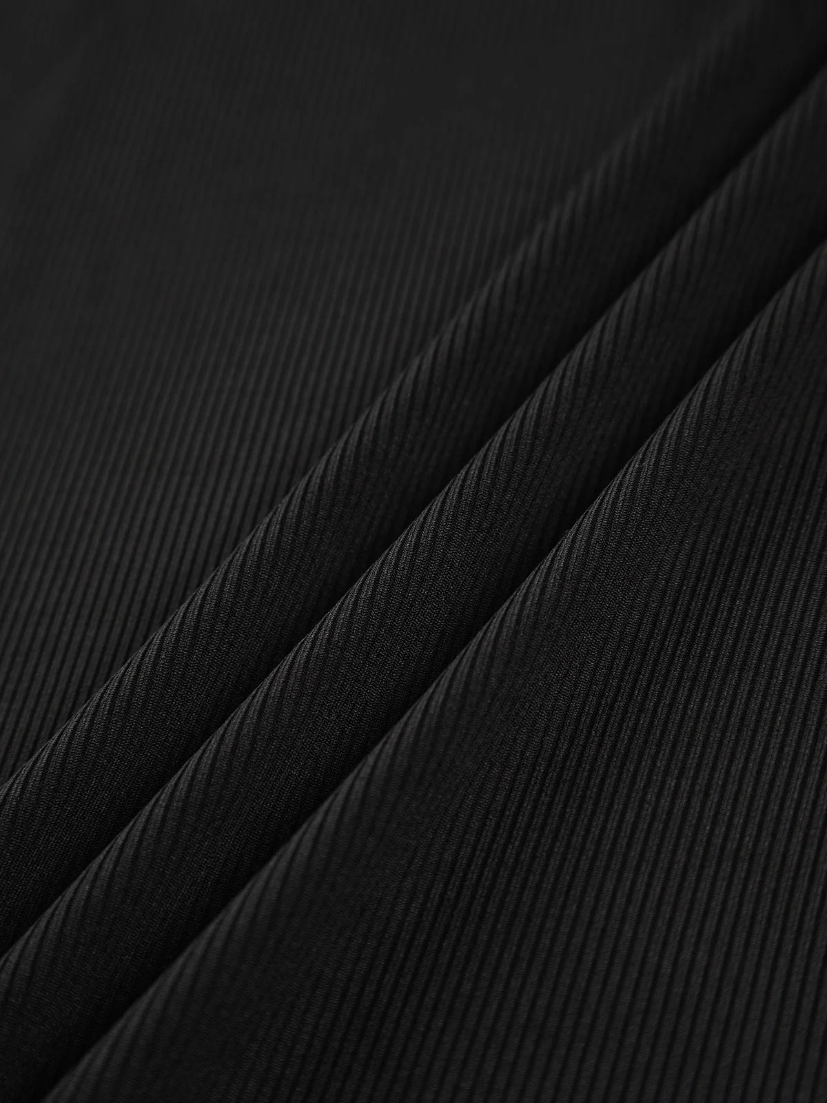 Asymmetrisches Damenoberteil mit Stehkragen und Ausschnitt, aus weichem, atmungsaktivem Material in modernem Design.