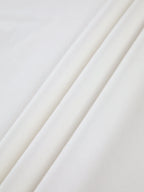 Haut für Frauen mit hohem Kragen, langen Ärmeln und elastischem Material in elegantem Design für vielseitige Outfits.