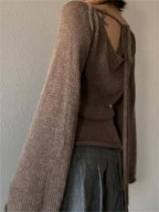 Haut femme noir en tricot, dos ouvert, manches évasées, en matière douce et respirante.