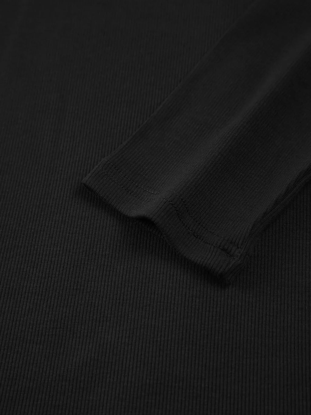 Haut femme à encolure carrée, bordures contrastées, en mélange de coton respirant, couleur blanche.