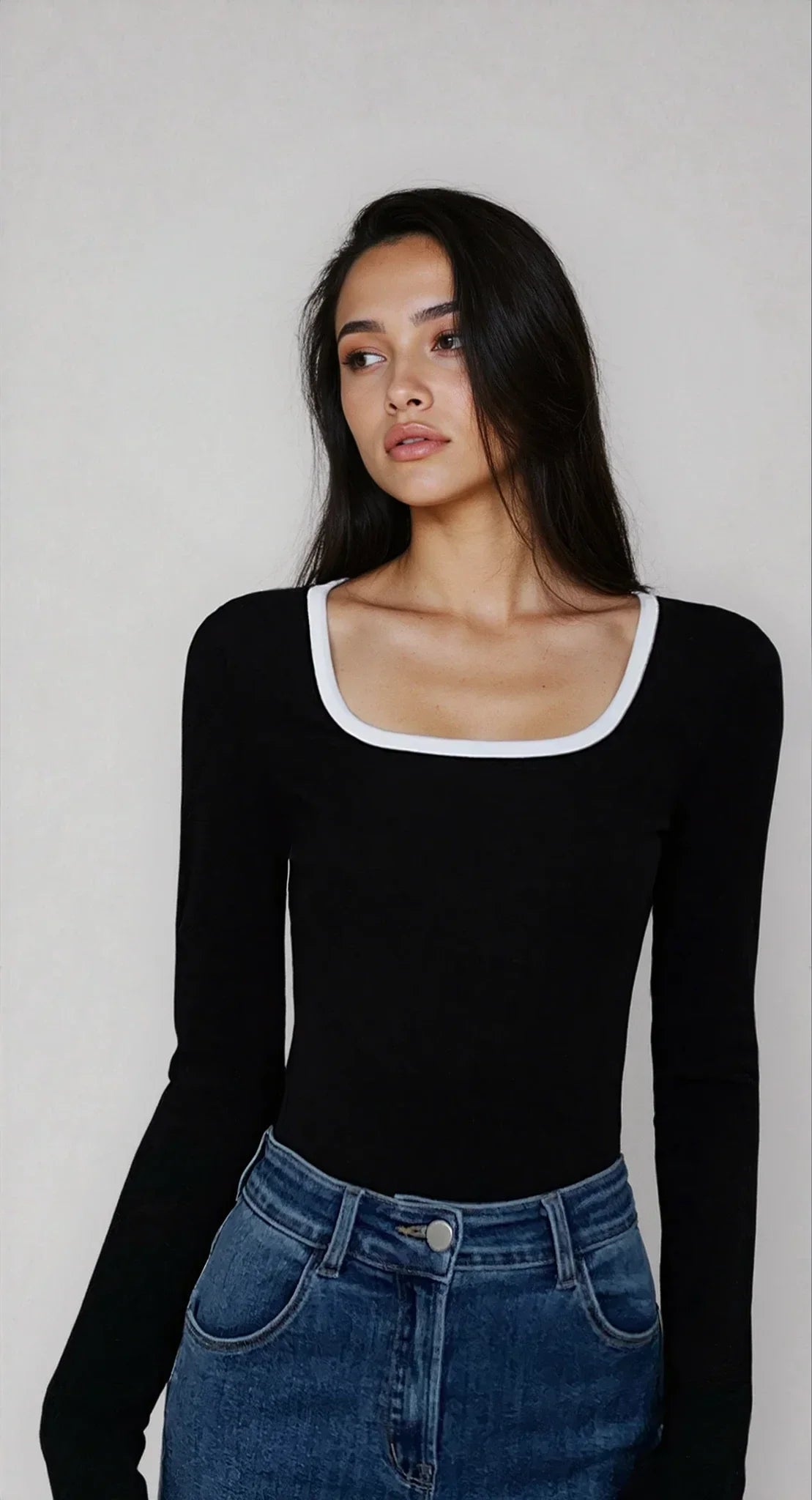 Haut femme noire à encolure carrée, avec bordures contrastées, en tissu doux et respirant.