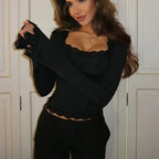 Haut femme bourgogne à manches longues, en tissu doux, avec dentelle au col et aux manches.