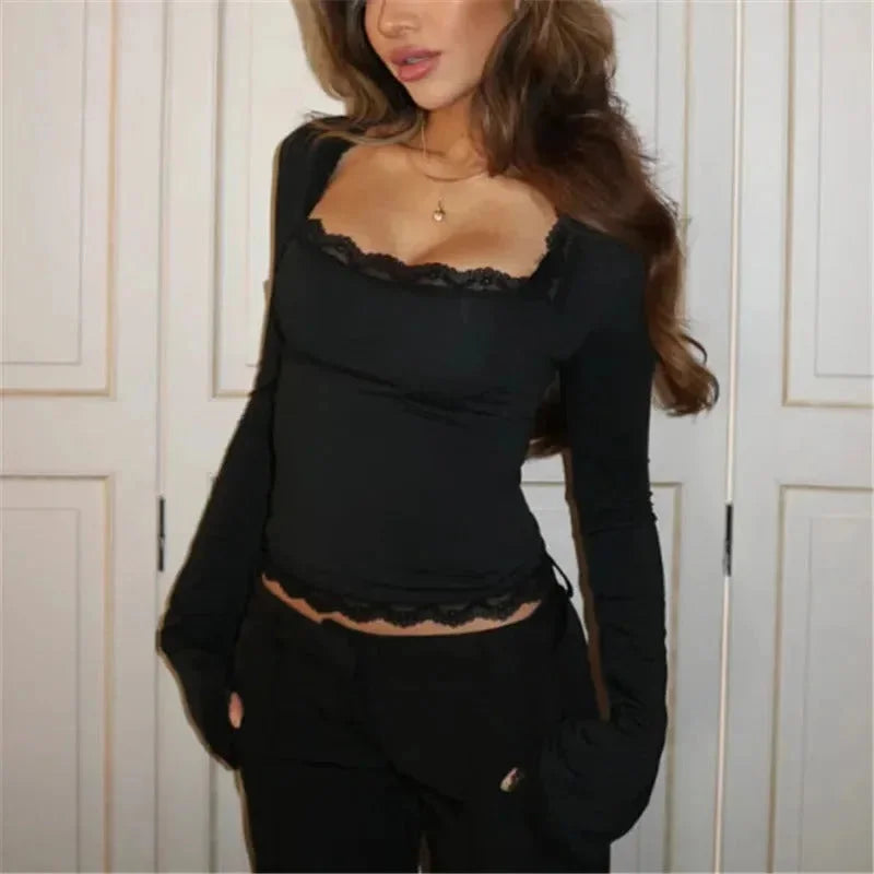 Haut femme bourgogne à manches longues, en tissu doux, avec une finition en dentelle pour un style féminin.