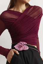 Haut femme rouge vin à manches longues en tissu plissé transparent, adapté pour diverses occasions.