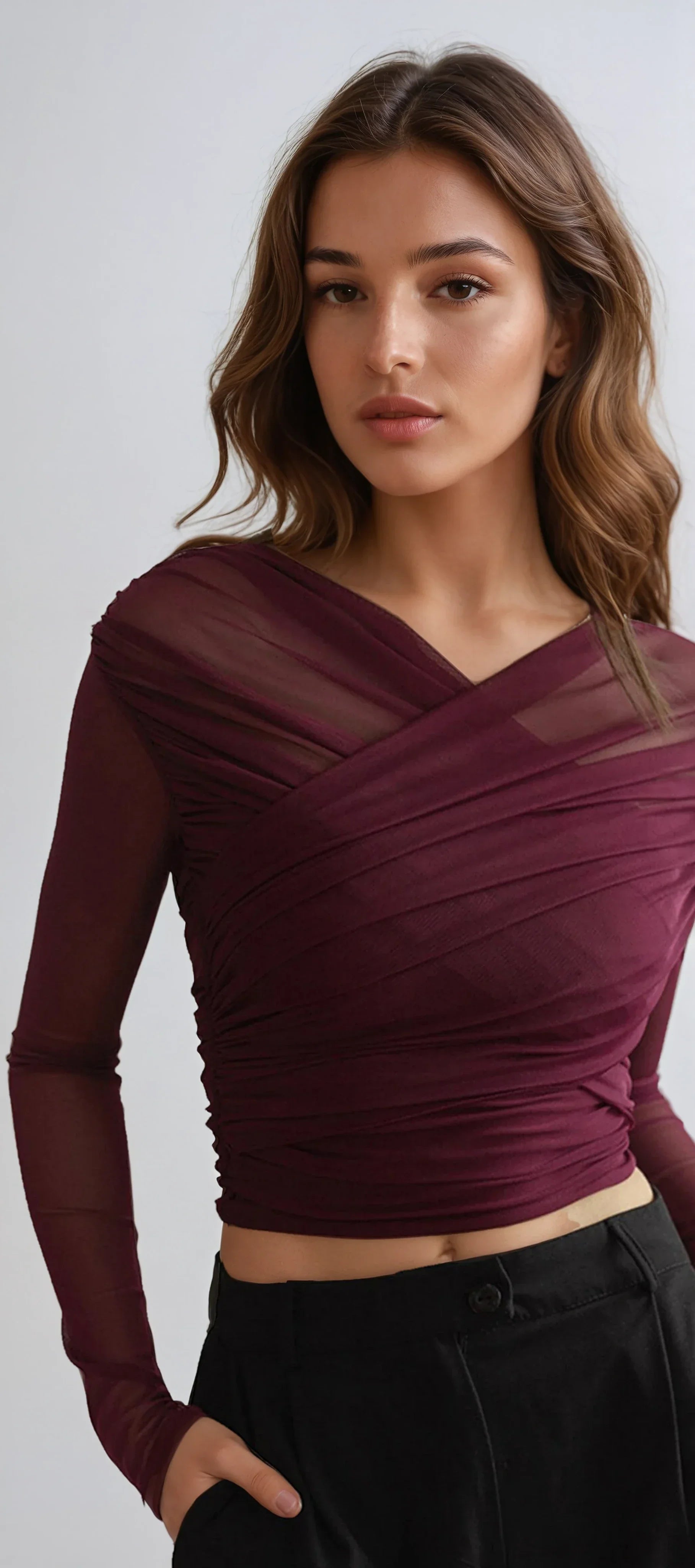 Haut femme rouge vin à manches longues, en tissu transparent plissé, pour un look élégant et superposé.