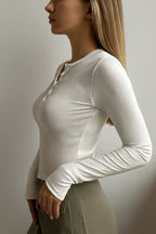 Haut femme blanche à manches longues, cintrée, en mélange de coton, avec boutons sur le devant et col classique.