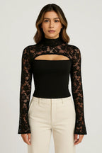 Haut femme noire à manches longues en dentelle, en tissu léger, adaptée pour diverses occasions.