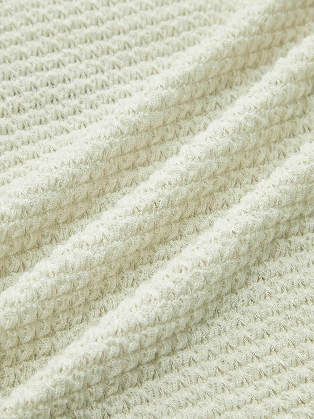 Haut noir à manches longues en maille texturée avec un motif délicat et une coupe confortable pour le quotidien.