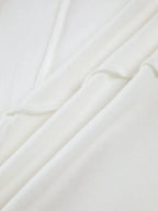 Haut à manches longues femme en blanc, avec coutures détaillées et coupe moderne pour un usage quotidien.