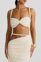 Jupe maxi en crêpe crème pour femmes, avec fronces latérales et coupe fluide idéale pour les soirées estivales.