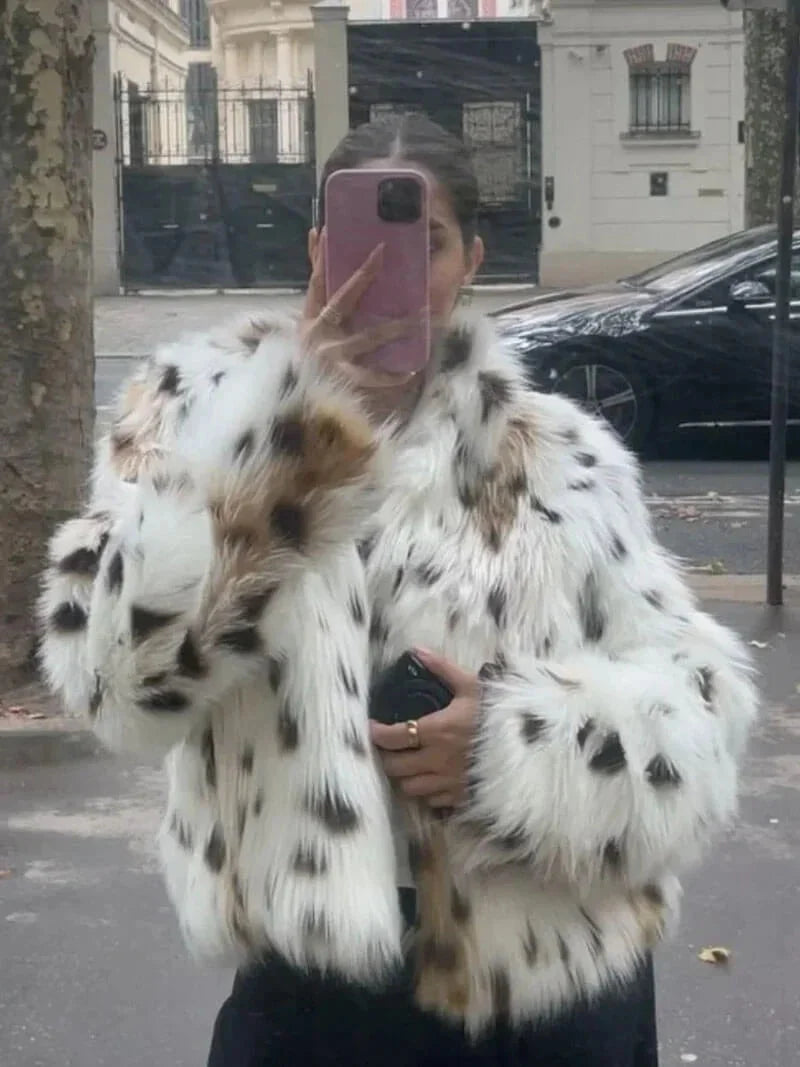 Manteau ample femme en fausse fourrure blanche avec motif animal, idéal pour les journées fraîches.
