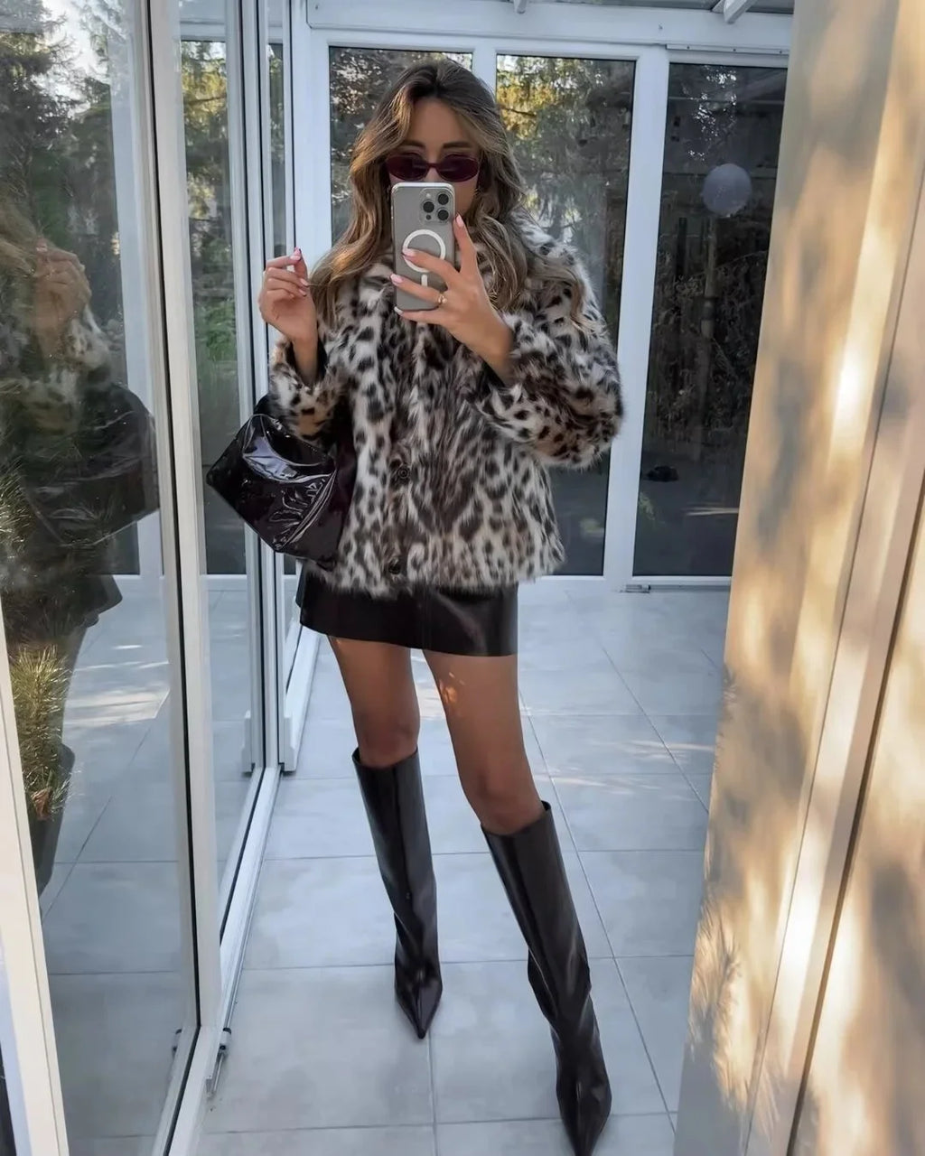 Manteau ample en fausse fourrure marron à motif animal, avec boutons et coupe décontractée.