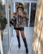 Manteau ample en fausse fourrure marron à motif animal, avec boutons et coupe décontractée.