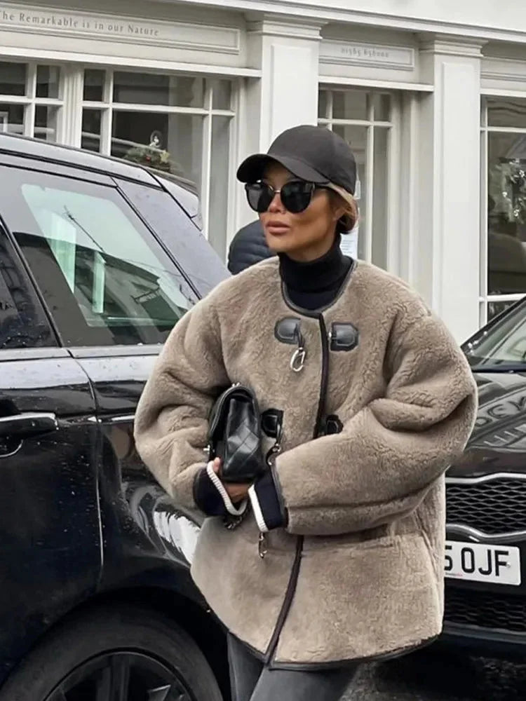 Manteau beige femme en matériau chaud, avec fermeture éclair décorative et coupe moderne pour un confort agréable.