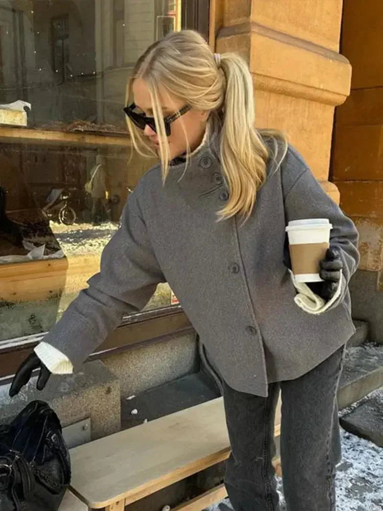 Manteau court femme bleu foncé, en tissu chaud, avec boutons et col montant.