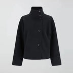 Manteau court gris pour femme, avec boutons et col montant, en tissu doux pour un confort optimal.