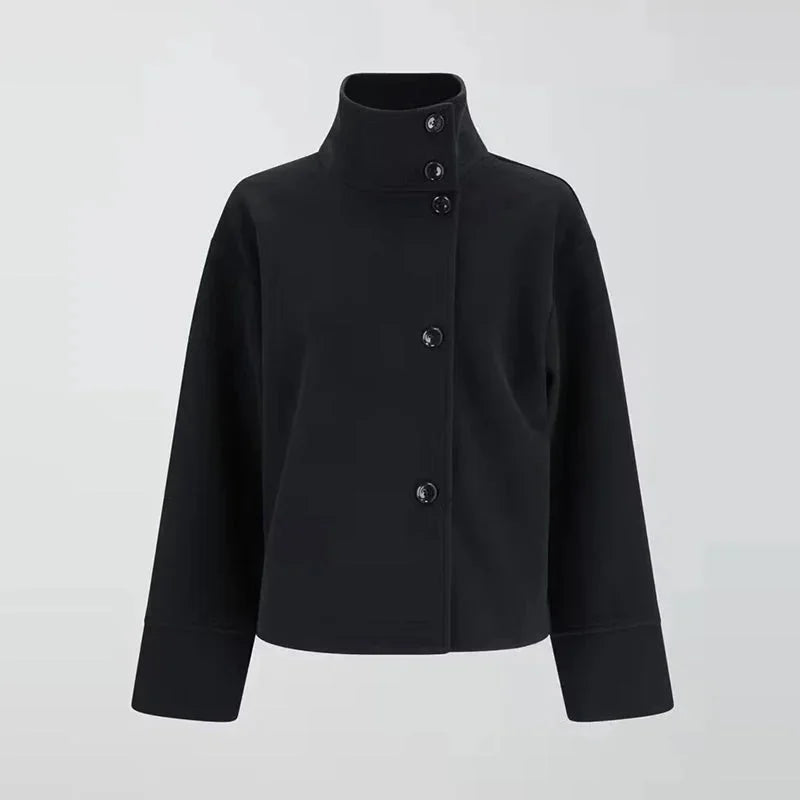 Manteau court gris pour femme, avec boutons et col montant, en tissu doux pour un confort optimal.